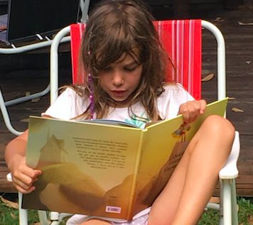 Uno de mis hijos leyendo