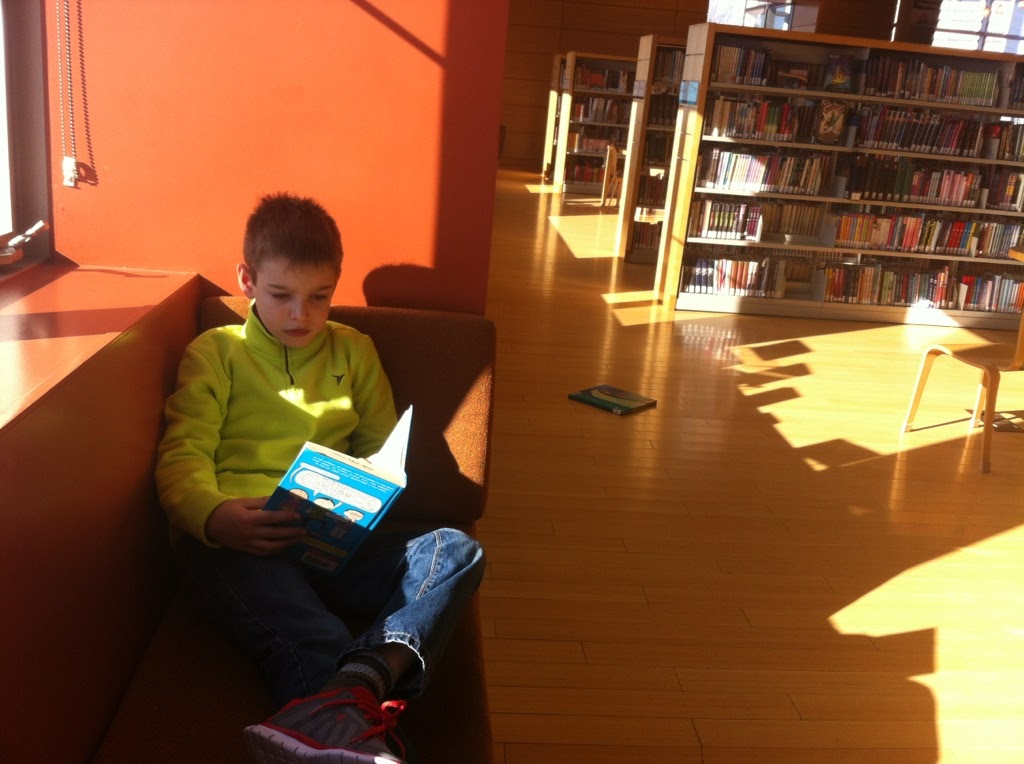 Uno de mis hijos leyendo