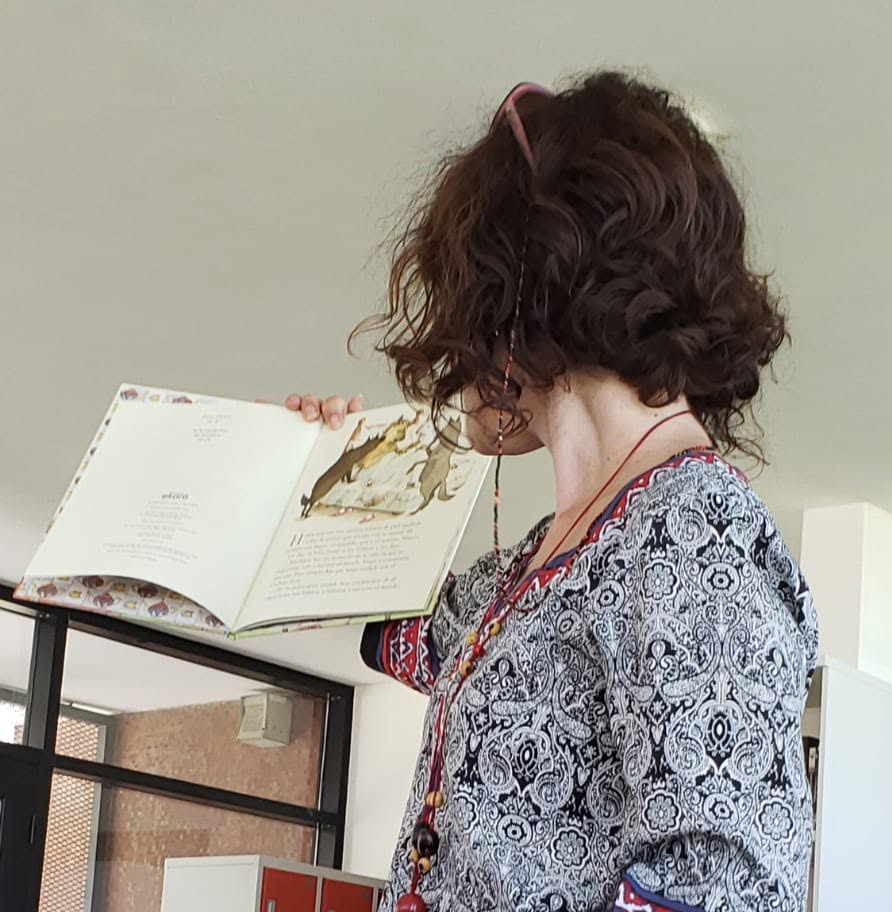 Evelyn Aixalà leyendo un libro durante un taller